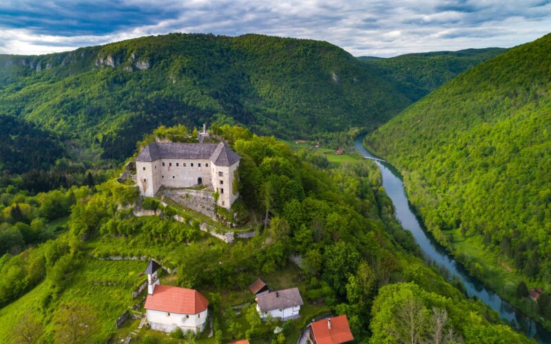 Kočevsko, bunker Škrilj in grad Kostel